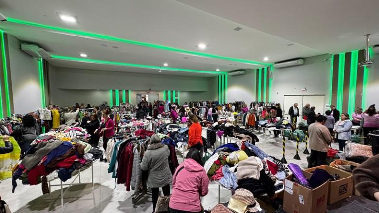 Bazar Desapega Rosa movimenta a Acil