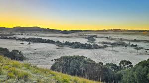 Os termômetros despencaram e a Serra Catarinense registrou hoje o dia mais gelado do ano. Com temperaturas negativas, a paisagem amanheceu transformada pelo gelo.